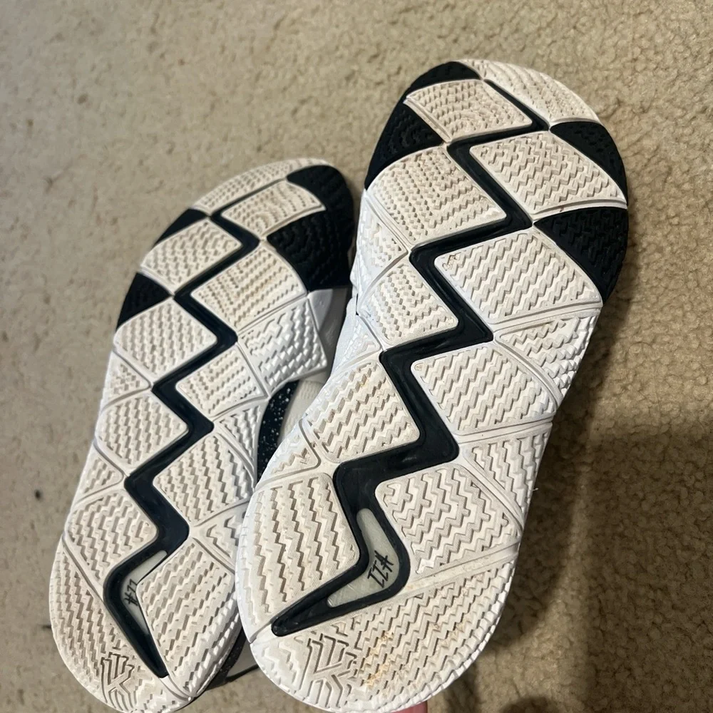 Nike Kyrie 4 Basketball Shoes - Picture 4 of 6